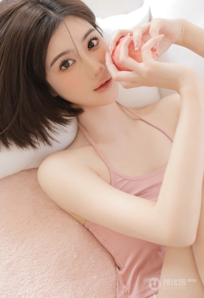最喜欢女生的短短秀发，身段苗条气质的短发短裤高颜值女生室内写真美照