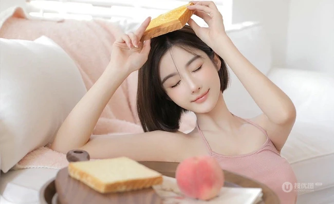最喜欢女生的短短秀发，身段苗条气质的短发短裤高颜值女生室内写真美照