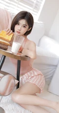 最喜欢女生的短短秀发，身段苗条气质的短发短裤高颜值女生室内写真美照
