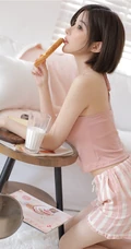 最喜欢女生的短短秀发，身段苗条气质的短发短裤高颜值女生室内写真美照