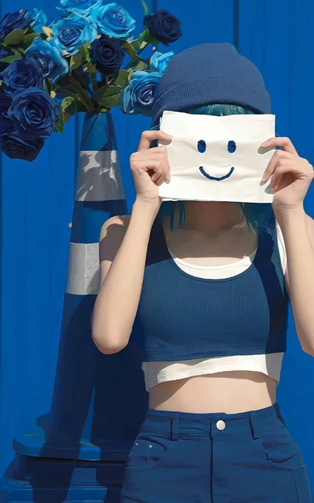 手拿一张笑脸画纸遮脸，不露脸的运动背心短裤美女手机壁纸图片