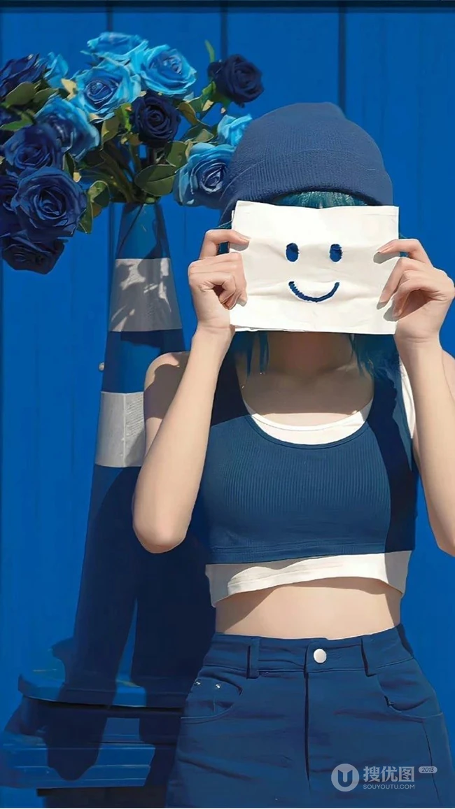 手拿一张笑脸画纸遮脸，不露脸的运动背心短裤美女手机壁纸图片