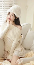 戴着一顶白色绒帽，针织裙，笑容甜美的女生小姐姐居家暖心室内写真图片