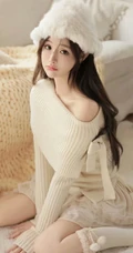 戴着一顶白色绒帽，针织裙，笑容甜美的女生小姐姐居家暖心室内写真图片