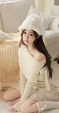 戴着一顶白色绒帽，针织裙，笑容甜美的女生小姐姐居家暖心室内写真图片