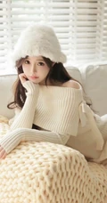 戴着一顶白色绒帽，针织裙，笑容甜美的女生小姐姐居家暖心室内写真图片