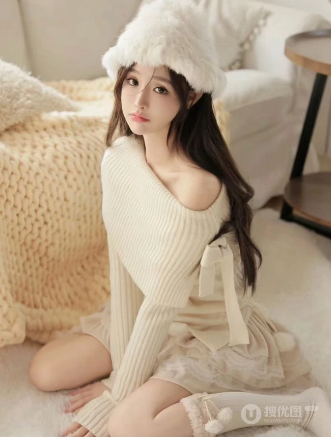 戴着一顶白色绒帽，针织裙，笑容甜美的女生小姐姐居家暖心室内写真图片