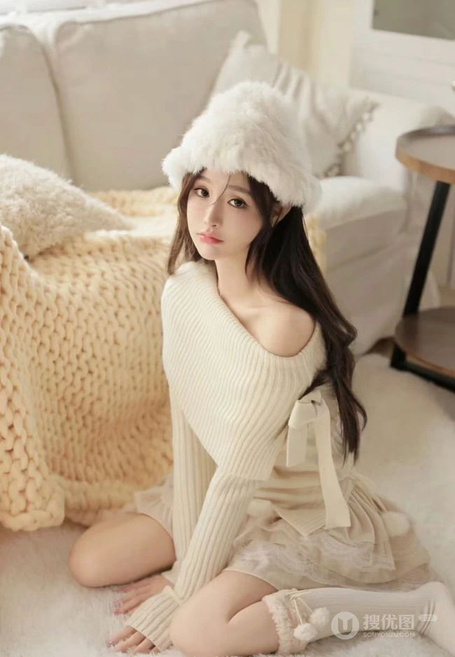 戴着一顶白色绒帽，针织裙，笑容甜美的女生小姐姐居家暖心室内写真图片