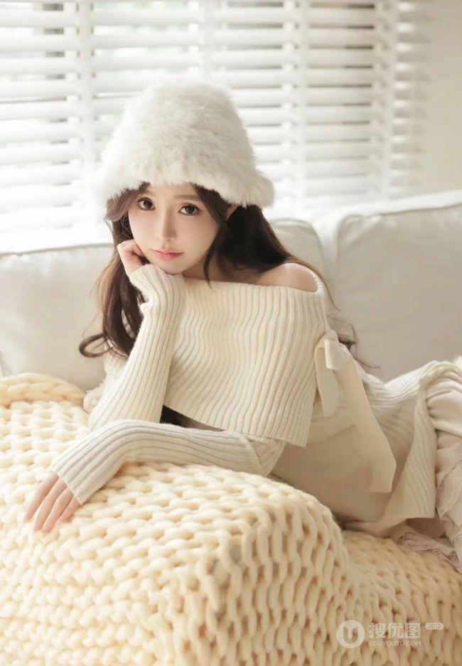 戴着一顶白色绒帽，针织裙，笑容甜美的女生小姐姐居家暖心室内写真图片