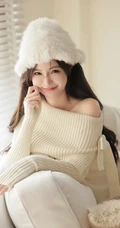 戴着一顶白色绒帽，针织裙，笑容甜美的女生小姐姐居家暖心室内写真图片