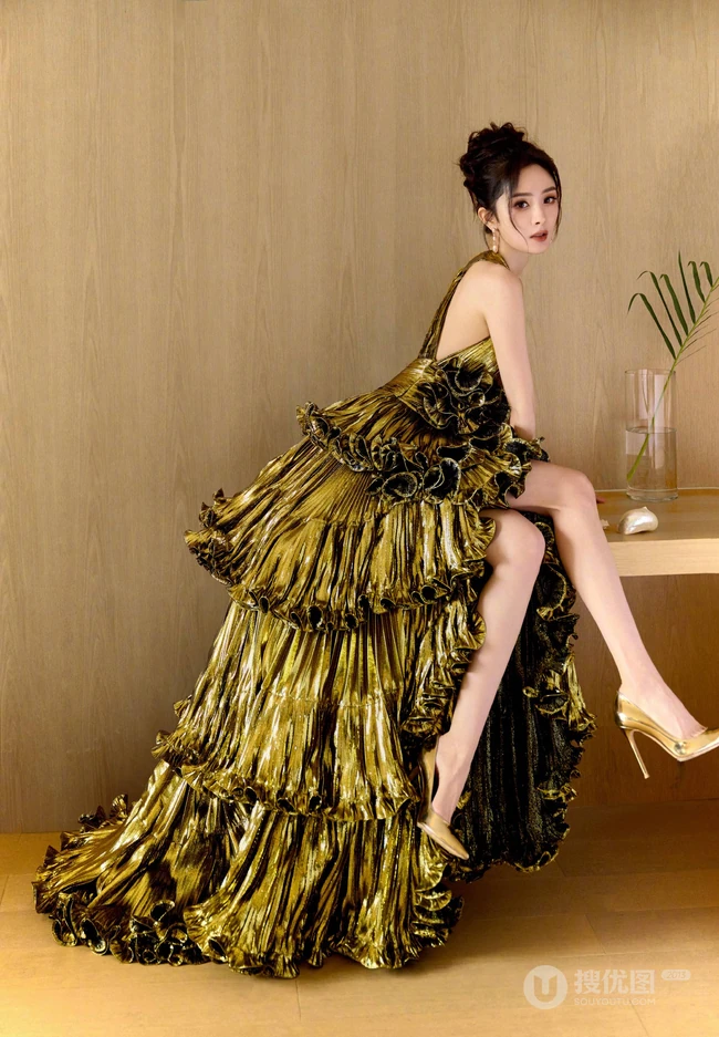 杨幂气质金色V领连衣裙礼服高贵优雅室内写真美照
