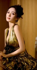 杨幂气质金色V领连衣裙礼服高贵优雅室内写真美照
