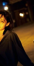 夜色朦胧，昏黄灯光下的李一桐夜晚街拍写真美照
