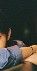 夜色朦胧，昏黄灯光下的李一桐夜晚街拍写真美照
