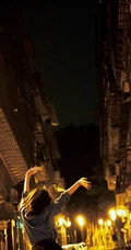 夜色朦胧，昏黄灯光下的李一桐夜晚街拍写真美照