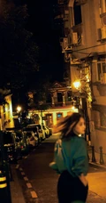 夜色朦胧，昏黄灯光下的李一桐夜晚街拍写真美照