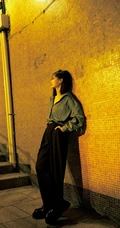 夜色朦胧，昏黄灯光下的李一桐夜晚街拍写真美照
