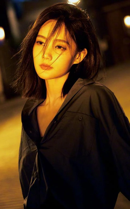 夜色朦胧，昏黄灯光下的李一桐夜晚街拍写真美照