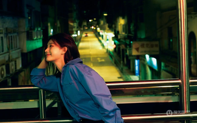 夜色朦胧，昏黄灯光下的李一桐夜晚街拍写真美照