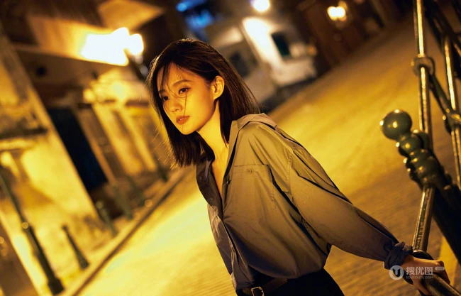 夜色朦胧，昏黄灯光下的李一桐夜晚街拍写真美照