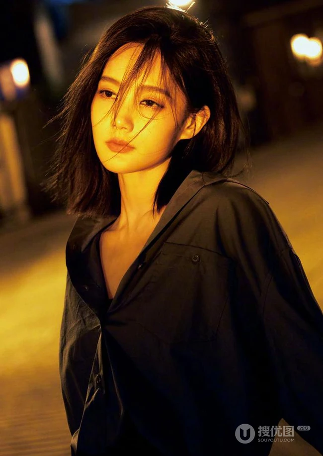 夜色朦胧，昏黄灯光下的李一桐夜晚街拍写真美照