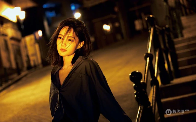 夜色朦胧，昏黄灯光下的李一桐夜晚街拍写真美照