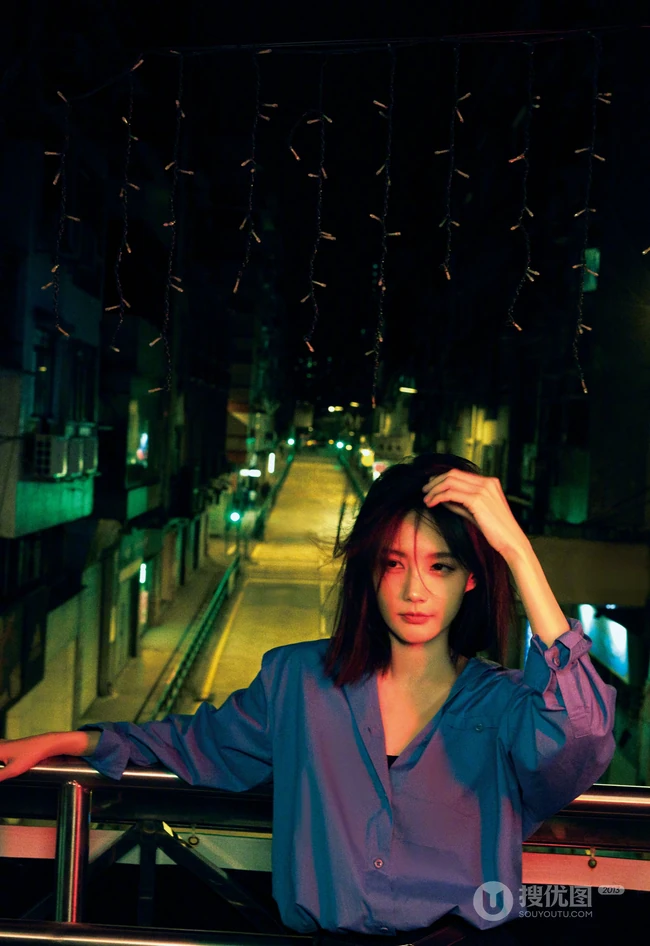 夜色朦胧，昏黄灯光下的李一桐夜晚街拍写真美照