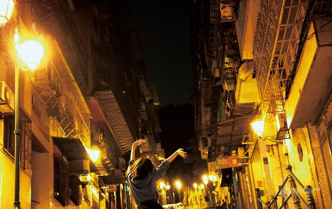 夜色朦胧，昏黄灯光下的李一桐夜晚街拍写真美照