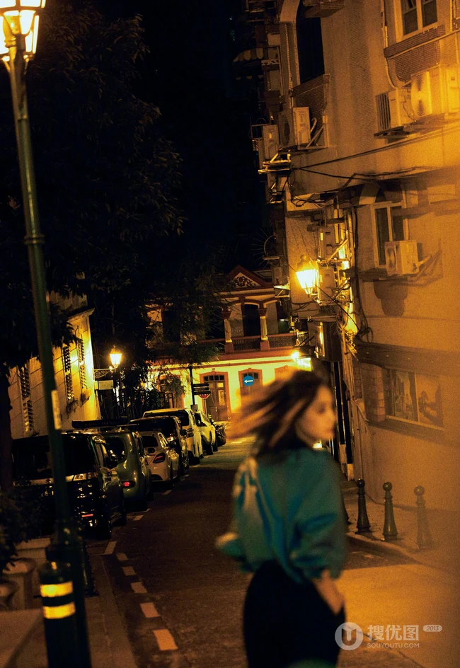 夜色朦胧，昏黄灯光下的李一桐夜晚街拍写真美照