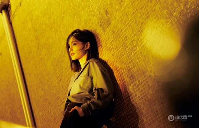 夜色朦胧，昏黄灯光下的李一桐夜晚街拍写真美照