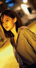 夜色朦胧，昏黄灯光下的李一桐夜晚街拍写真美照