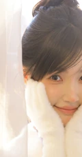 鼻子，脸蛋红红的可爱办法发型少女白衣短裤居家美美写真照片
