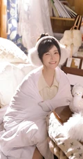 鼻子，脸蛋红红的可爱办法发型少女白衣短裤居家美美写真照片