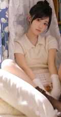 鼻子，脸蛋红红的可爱办法发型少女白衣短裤居家美美写真照片