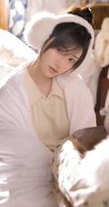 鼻子，脸蛋红红的可爱办法发型少女白衣短裤居家美美写真照片