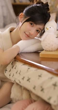 鼻子，脸蛋红红的可爱办法发型少女白衣短裤居家美美写真照片