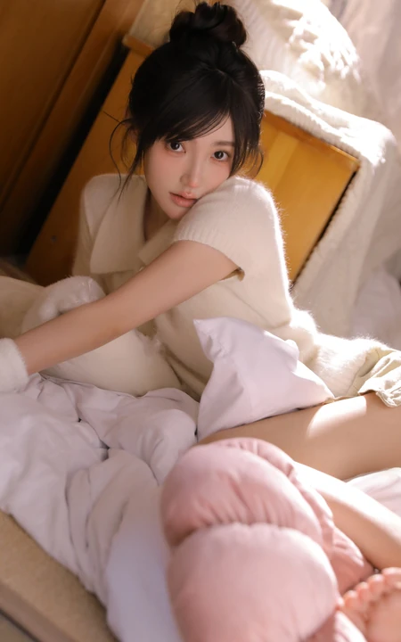 鼻子，脸蛋红红的可爱办法发型少女白衣短裤居家美美写真照片