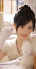 鼻子，脸蛋红红的可爱办法发型少女白衣短裤居家美美写真照片