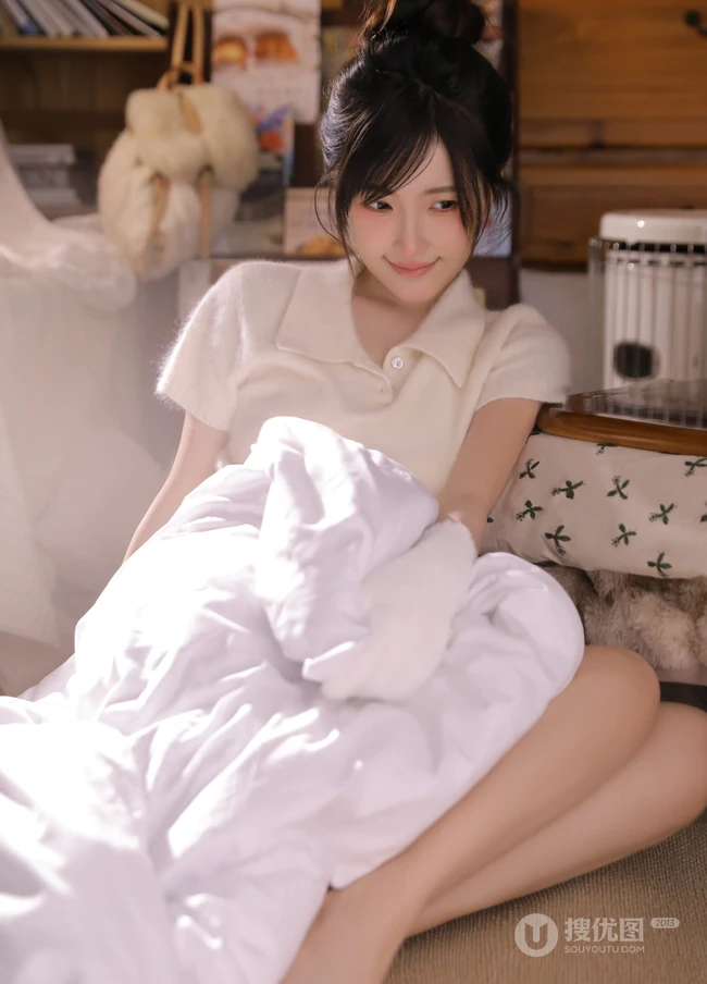 鼻子，脸蛋红红的可爱办法发型少女白衣短裤居家美美写真照片