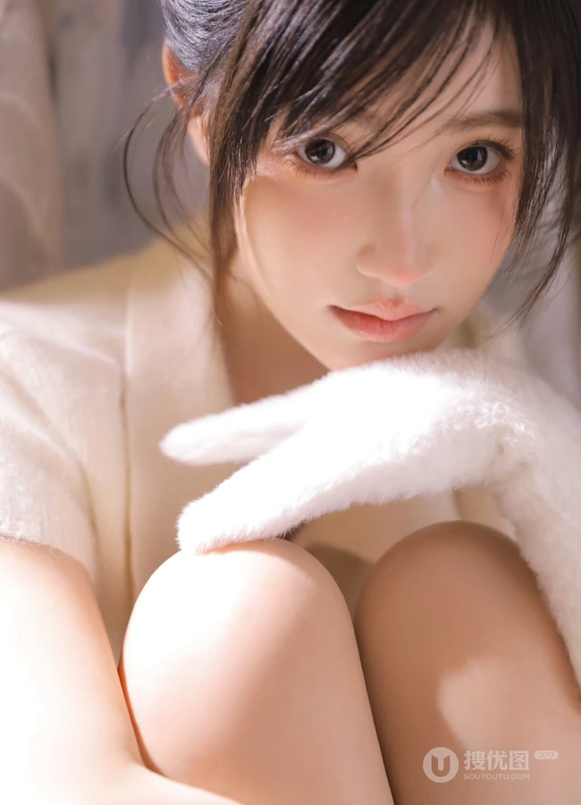 鼻子，脸蛋红红的可爱办法发型少女白衣短裤居家美美写真照片