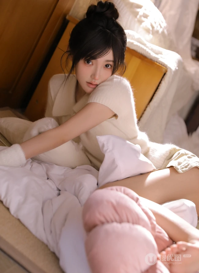 鼻子，脸蛋红红的可爱办法发型少女白衣短裤居家美美写真照片