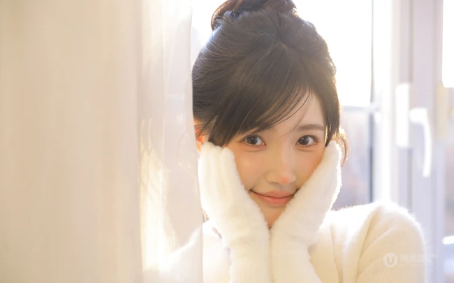 鼻子，脸蛋红红的可爱办法发型少女白衣短裤居家美美写真照片