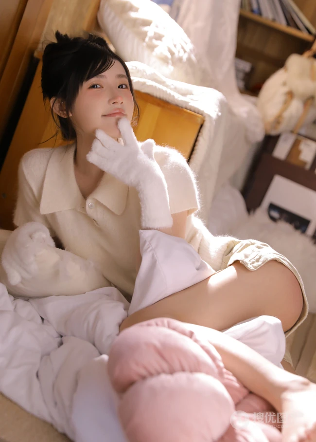 鼻子，脸蛋红红的可爱办法发型少女白衣短裤居家美美写真照片