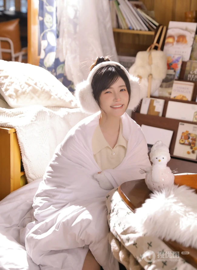 鼻子，脸蛋红红的可爱办法发型少女白衣短裤居家美美写真照片