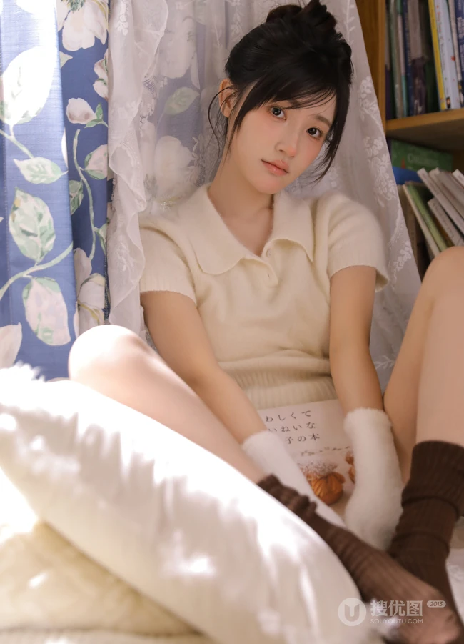 鼻子，脸蛋红红的可爱办法发型少女白衣短裤居家美美写真照片