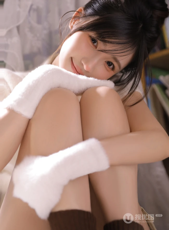 鼻子，脸蛋红红的可爱办法发型少女白衣短裤居家美美写真照片