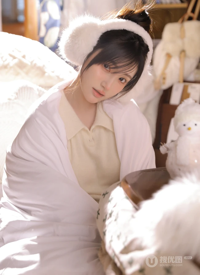 鼻子，脸蛋红红的可爱办法发型少女白衣短裤居家美美写真照片