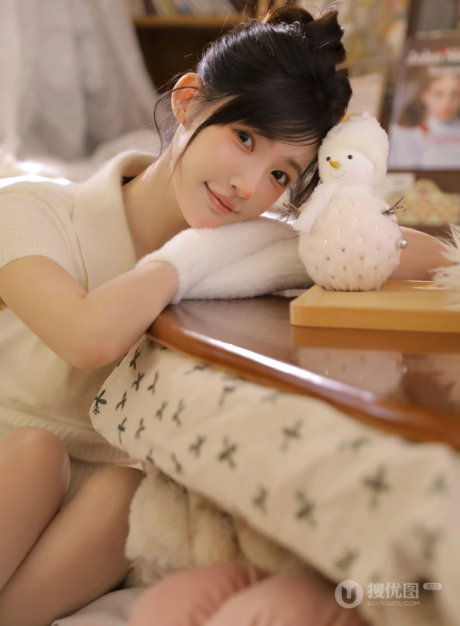 鼻子，脸蛋红红的可爱办法发型少女白衣短裤居家美美写真照片
