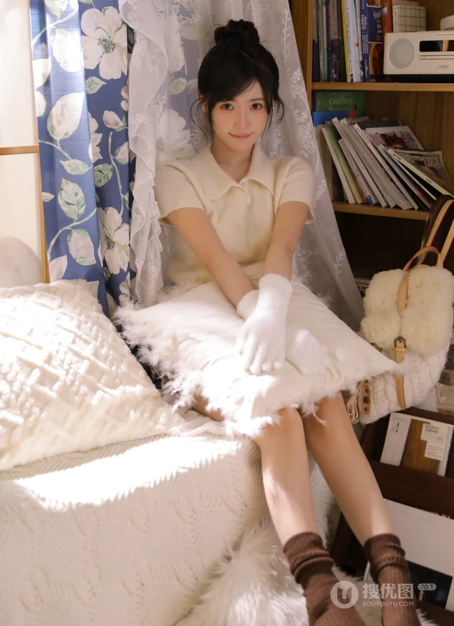 鼻子，脸蛋红红的可爱办法发型少女白衣短裤居家美美写真照片