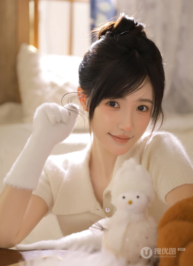 鼻子，脸蛋红红的可爱办法发型少女白衣短裤居家美美写真照片
